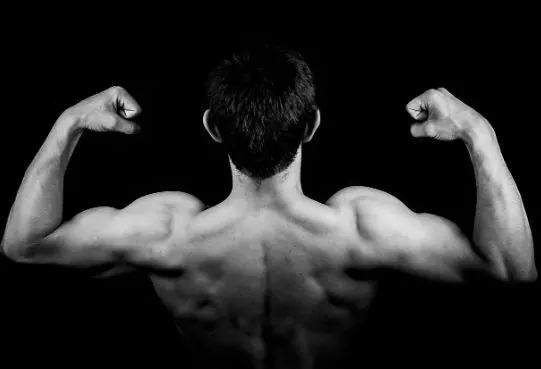 Espalda musculosa de un hombre en blanco y negro