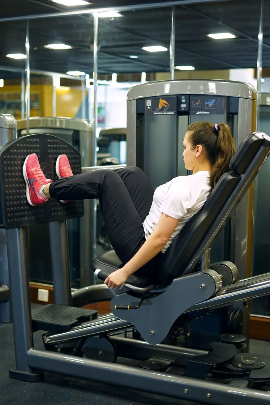Mujer entrenando en la prensa de piernas